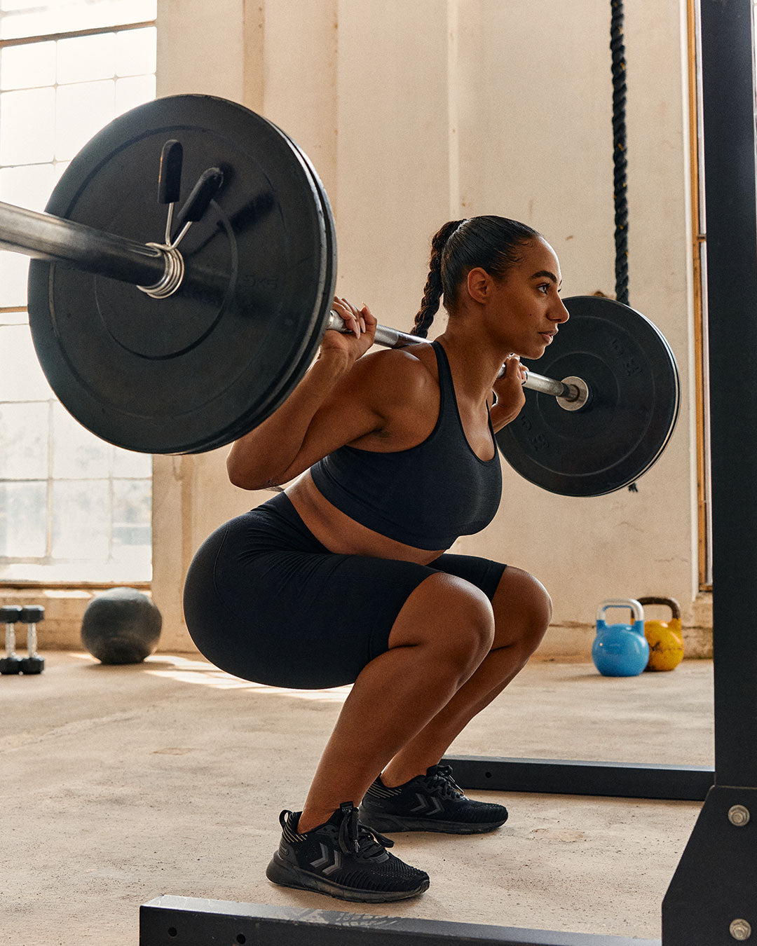 Squat Wolf - Elsker du Squat Wolf? Vi har sportswear, der vil opfylde dine behov! Udforsk vores udvalg af leggings, toppe, sko og andet træningstøj til kvinder, der kombinerer stil og ydeevne. Ligesom Squat Wolf, har alle vores mærker høj kvalitet.